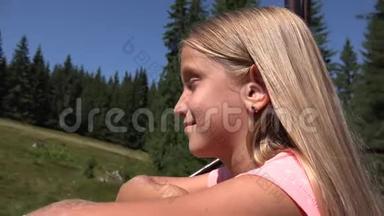 滑雪缆车上的儿童，滑雪缆车上的旅游女孩，高山铁路上的儿童